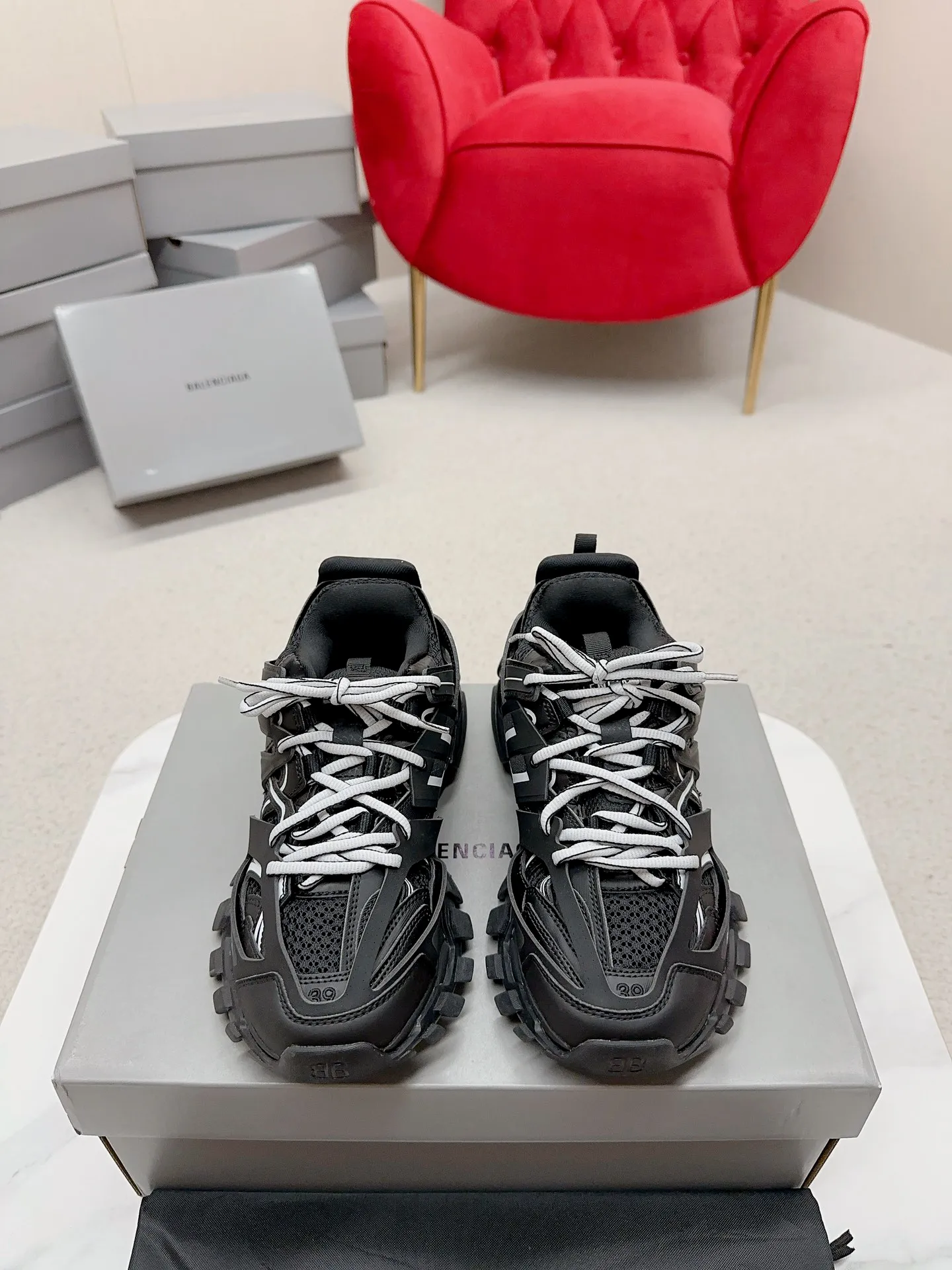 👟👟Ex-factory price 980👟👟 Men's size +10 𝐁𝐚𝐥𝐞𝐧𝐜𝐢𝐚𝐠𝐚|||𝐭𝐫𝐚𝗰𝐤 series 𝟑.𝟎Three generations of sports dad shoes‼ ️ [Top high-end quality from Dongguan Factory] Balenciaga dad shoes ~ super fashionable ~ full and three-dimensional shoes ~ amazing lines ~ very soft and light on the feet ~ super comfortable ~ versatile for commuting ~ can be paired with mid-calf socks, bell bottoms, wide-leg pants, overalls, very high-end ~ very manly and handsome ~ suitable for spring, summer, autumn and winter all year round... ⇢✈ Upper: Exclusive 1:1 original molded custom imported technical fabric mesh + imported cloth + 3M reflective strips [composed of 108 sub-pieces] ⇢✈Inner lining: Breathable mesh ⇢✈Outsole: Exclusive 1:1 original molded PU+TPU+EVA+rubber, a total of 13 sets of grinding tool combinations ⚠️Difference in market currency ~ high-end quality is definitely different ⇢✈𝐒𝐈𝐙𝐄Females: 35, 36, 37, 38, 39, 40 ⇢✈𝐒𝐈𝐙𝐄Men: 39, 40, 41, 42, 43, 44, 45